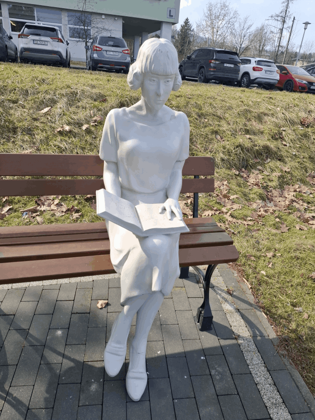 Ławeczka Kazimiery Alberti na kampusie Uniwersytetu Bielsko-Bialskiego (Skwer Poetów). Fot. J. Pasterska